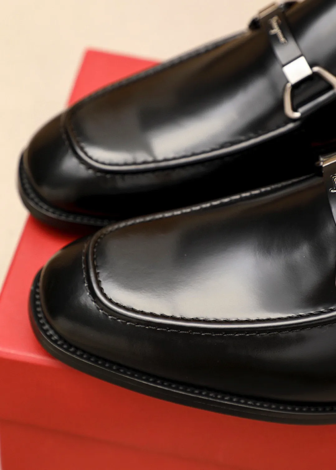 Men's shoes💰460💰 Product trademark: Ferragamo "Ferragamo" casual leather shoes Regular size: 38-44 (45🉑️customized) Product materials: Selected imported first-layer open-edge beaded cowhide leather upper + luxury hardware buckle, imported water-dyed cowhide leather lining. Strong three-dimensional visual effect, original outsole Color: 3⃣️colors available